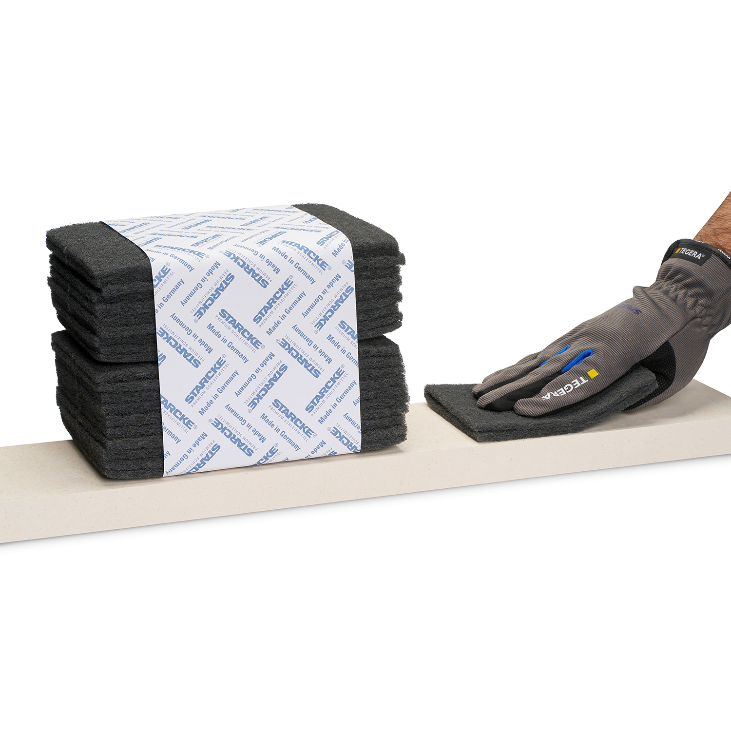Dunkle Pads mit Banderole und schleifender Hand daneben