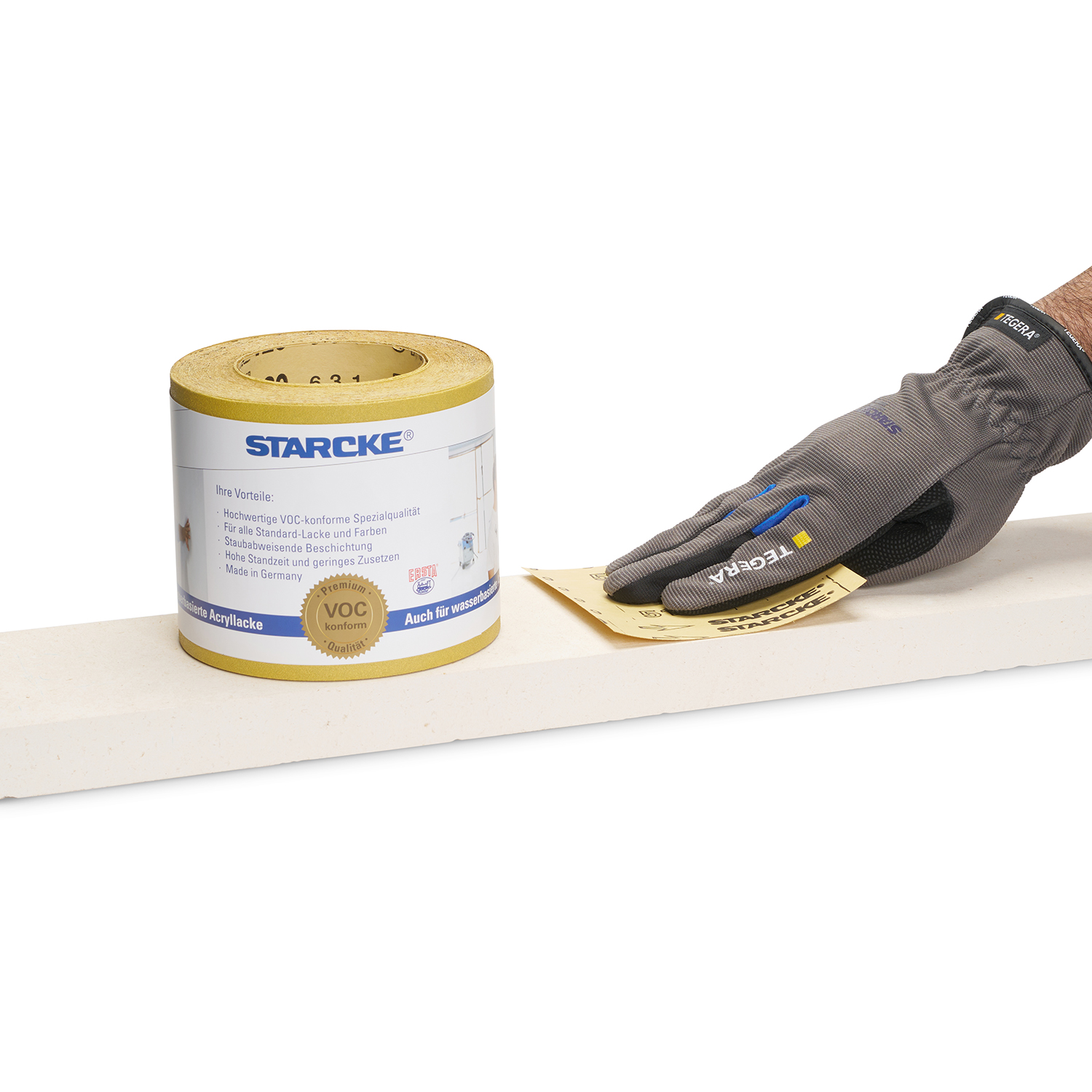 Schleifpapierrolle steht auf Holz. Holz wird geschliffen.