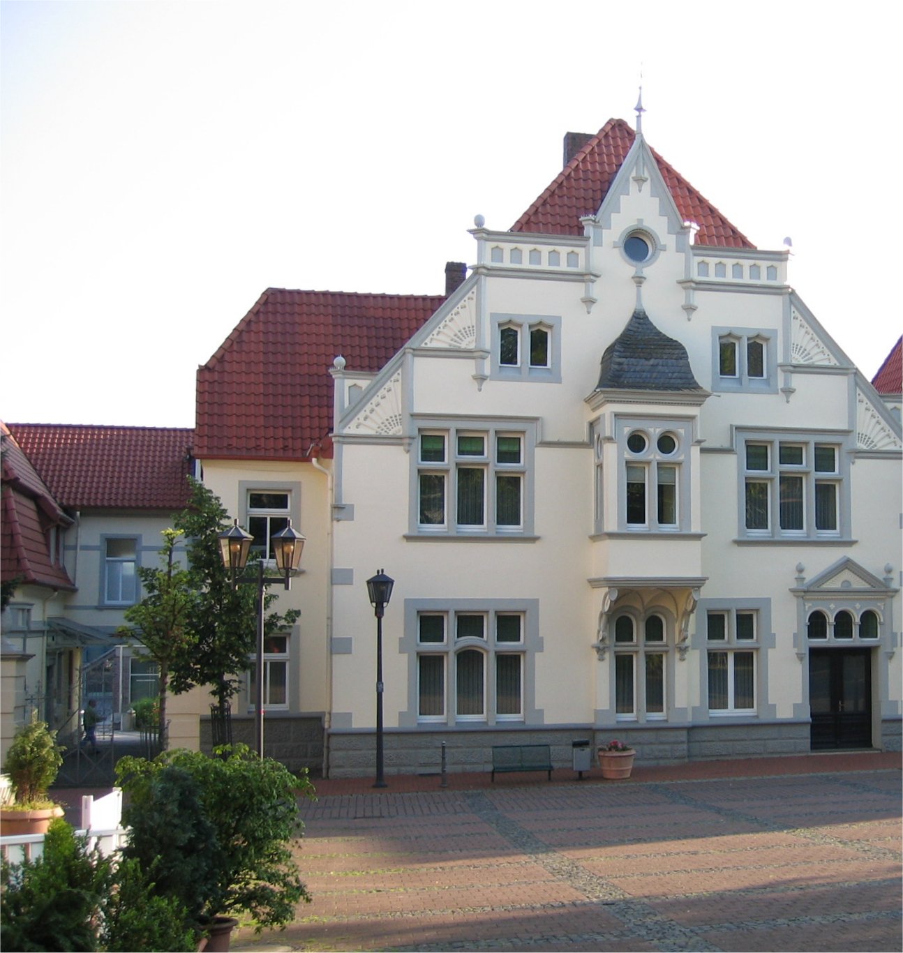 Altbaugebäude mit heller Fassade